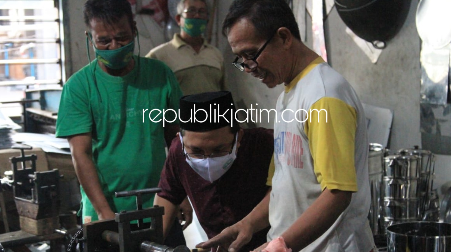 UMKM - Bacabup Sidoarjo, Ahmad Muhdlor Ali (Gus Muhdlor) mengunjungi sejumlah home industri barang-barang rumah tangga dan produsen bola plastik di Desa Kesambi, Kecamatan Porong, Sidoarjo, Sabtu (20/06/2020).