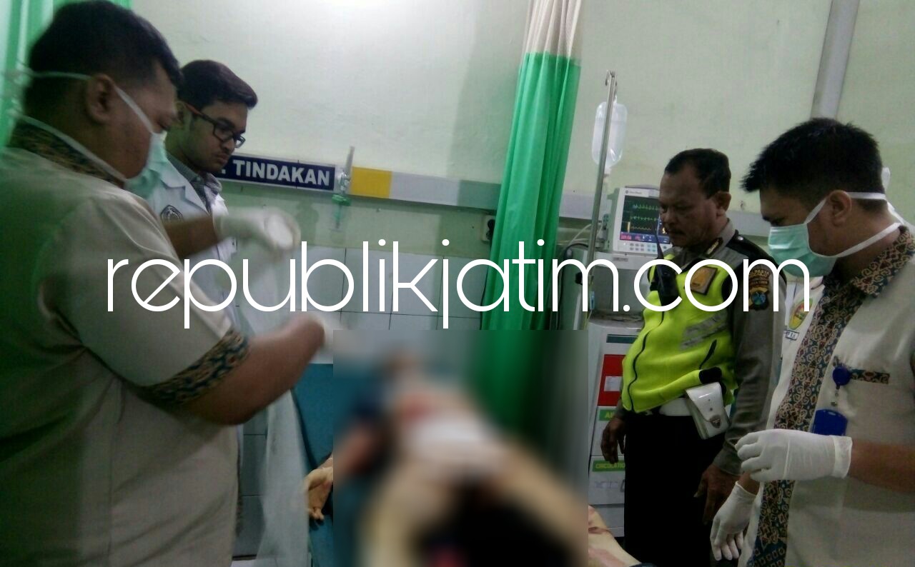 DIRAWAT - Pengayu sepeda onthel Muhajir yang ditabrak dump truk menjalani perawatan medis di RS Bhayangkara Pusdik Gasum Porong, Kamis (22/06/2018).