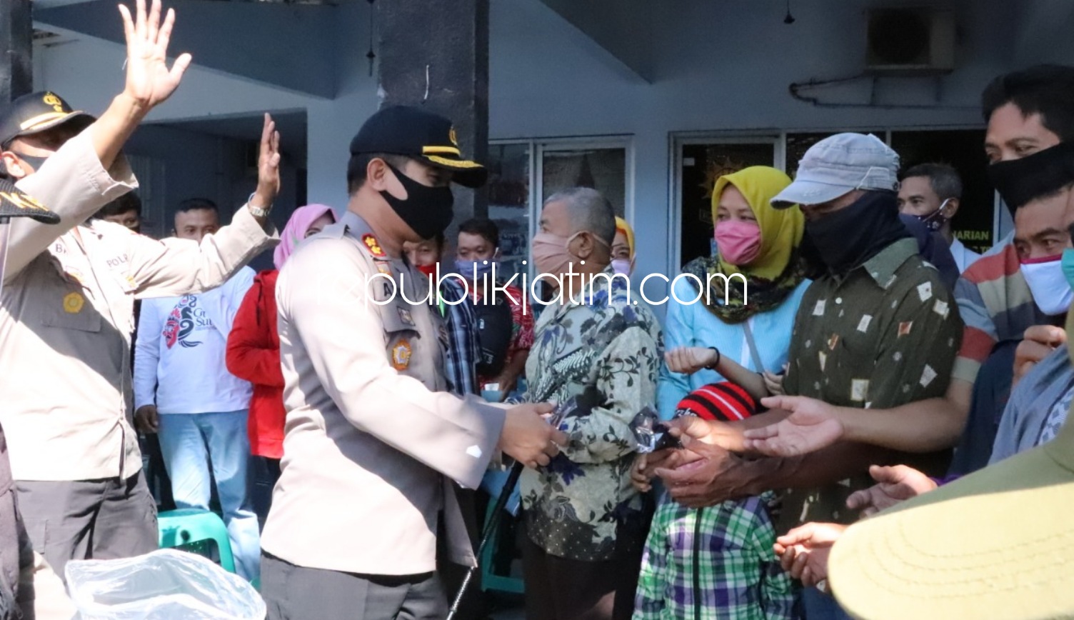 BAGI MASKER - Kapolres Ponorogo bersama rombongan saat membagikan masker kepada warga untuk menyambut Hari Bhayangkara ke 74, Senin (22/06/2020).