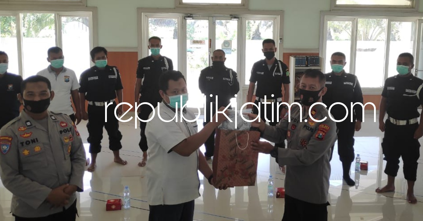 PEMBINAAN - Sepuluh Satpam di PT Agro Farm Babadan mendapat pembinaan Kasat Binmas Polres Ponorogo AKP Sunu Budiarto, Selasa (22/06/2021).