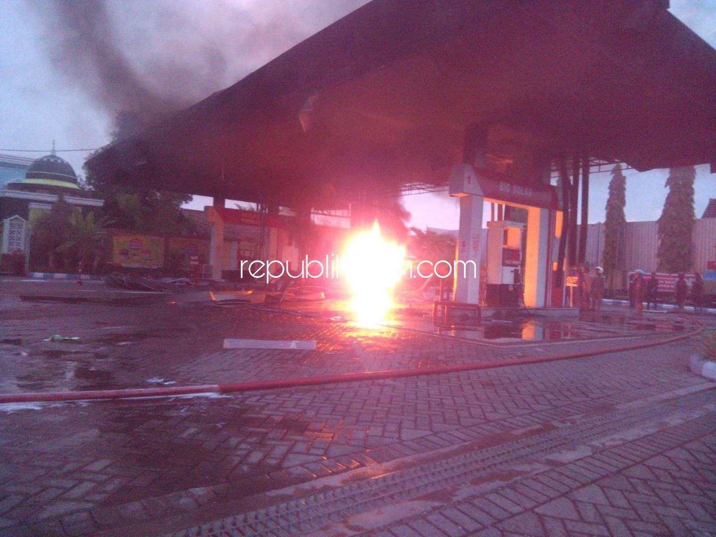 TERBAKAR - Sebuah SPBU yang ada di JL Sinduro, Kelurahan Surodikraman, Kecamatan/Kabupaten Ponorogo ludes terbakar bersama sebuah mobil, Sabtu (22/06/2019) petang.