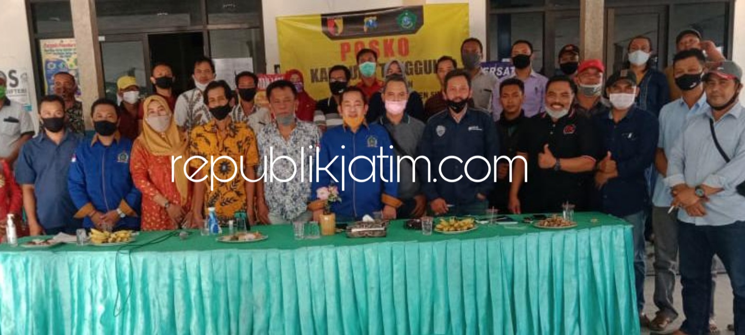 RAPAT - Ketua Forum Komunikasi Badan Permusyawaratan Desa (FKBPD) Sidoarjo Sigit Setiawan dan Ketua Panitia pembentukan FKBPD Balongbendo J Bachtiar Silaho rapat bersama anggota BPD se Balongbendo di Pendopo Kantor Desa Penambangan, Minggu (21/06/2020).