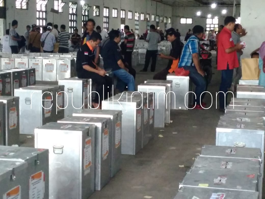 CEK - Sejumlah petugas PPK dan PPS Kabupaten Ponorogo mengecek logistik Pilgub Jatim agar sinkron saat didistribusikan ke masing-masing PPK, Jumat (22/06/2018).