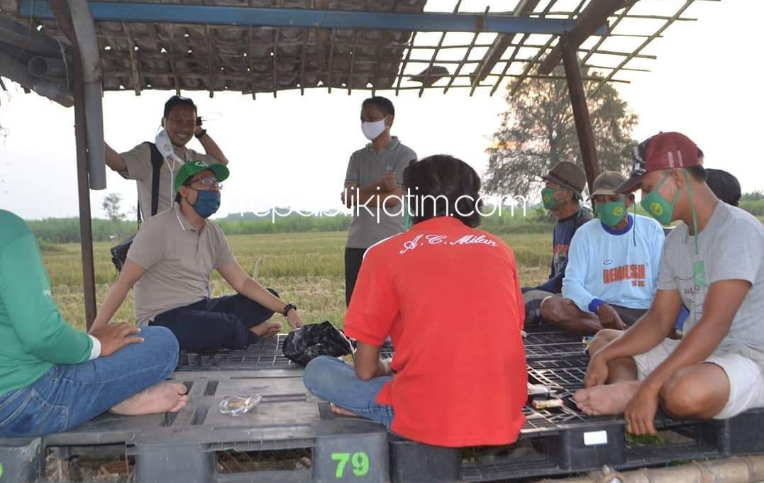 DIALOG - Bacabup Sidoarjo, Ahmad Muhdlor Ali (Gus Muhdlor) berdialog menampung keluhan para petani Desa Kandangan, Kecamatan Krembung, Sidoarjo soal serangan hama tikus, Minggu (21/06/2020). 