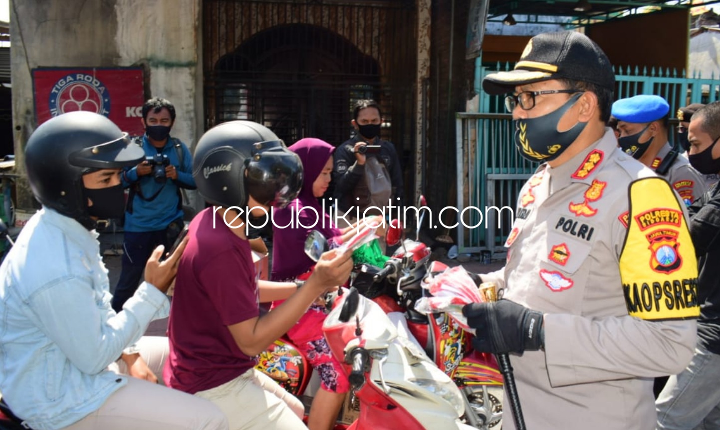 BAGIKAN MASKER - Kapolresta Sidoarjo, Kombes Pol Sumardji memimpin pembagian 3.000 masker ke pengguna jalan di depan Polresta Sidoarjo, Senin (22/06/2020).