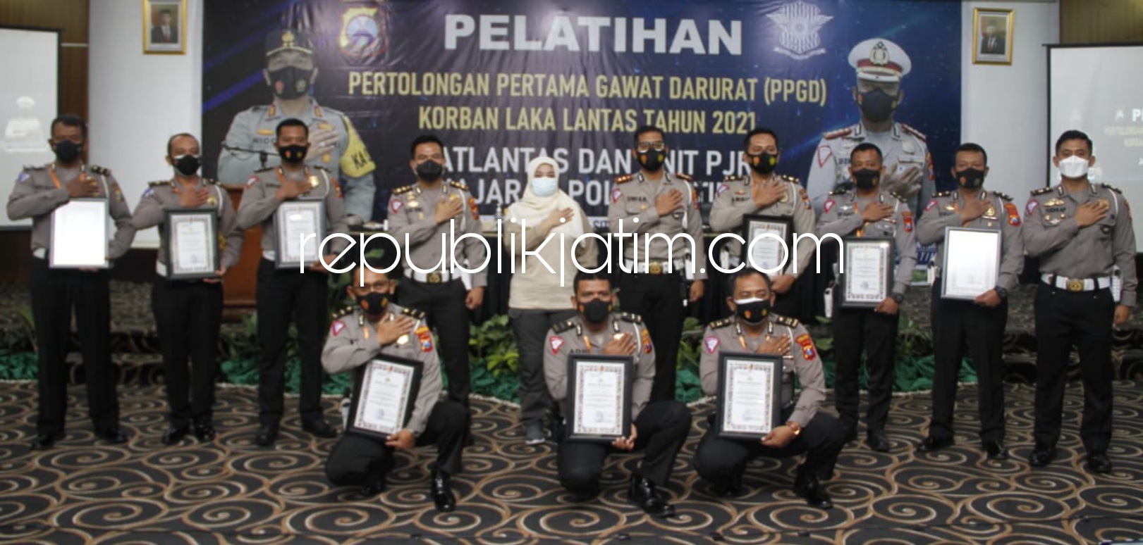 PENGHARGAAN - Kasat Lantas dan Kanit Laka serta Bamin Satuan Lantas Polres Ponorogo menerima penghargaan (reward) dari Polda Jatim atas keberhasilannya mengungkap kasus tabrak lari, Rabu (23/06/2021).