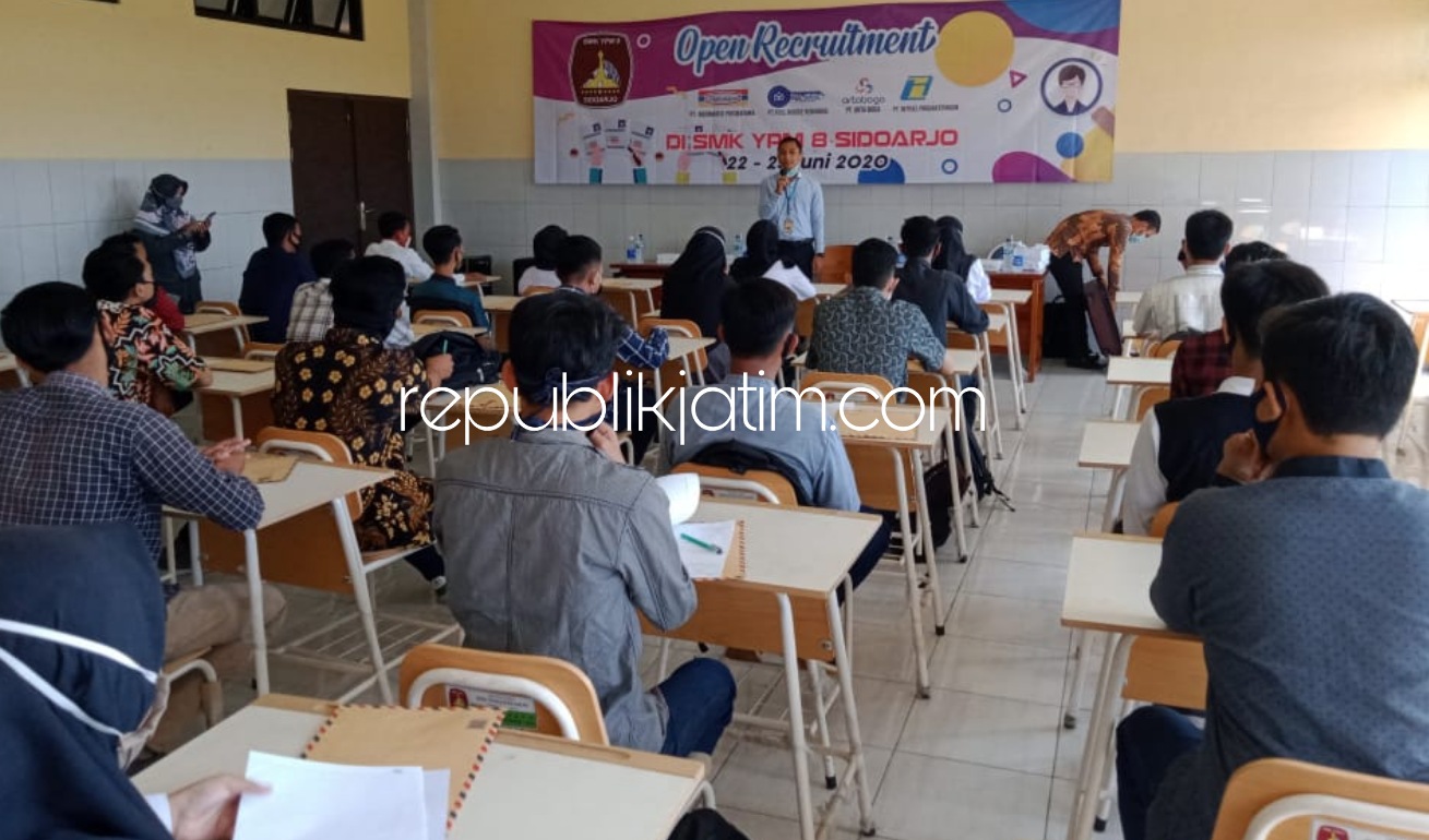 TES - Ratusan alumnus SMK YPM 8 Sarirogo, Sidoarjo mengikuti tes tulis masuk sejumlah perusahaan yang melaksanakan open recruitment di sekolah yang ada di JL Raya Desa Sarirogo, Kecamatan/Sidoarjo, Senin (22/06/2020).