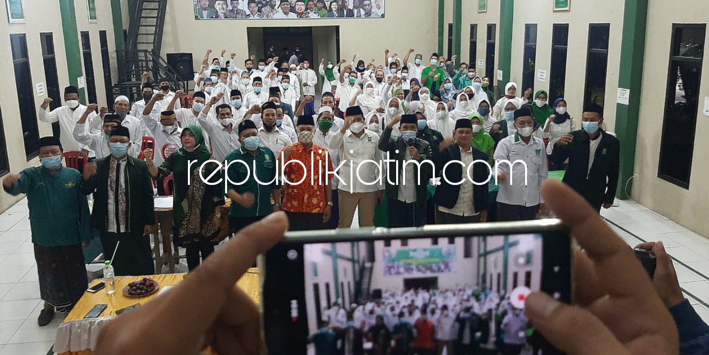 MUSRAN - Ketua DPC PKB Sidoarjo, Subandi saat memberi arahan kepada para peserta Musyawarah Ranting (Musran) PAC PKB Tarik masa kepemimpinan 2021-2026 dilantai dua gedung MWC NU Tarik, Selasa (22/06/2021) malam.