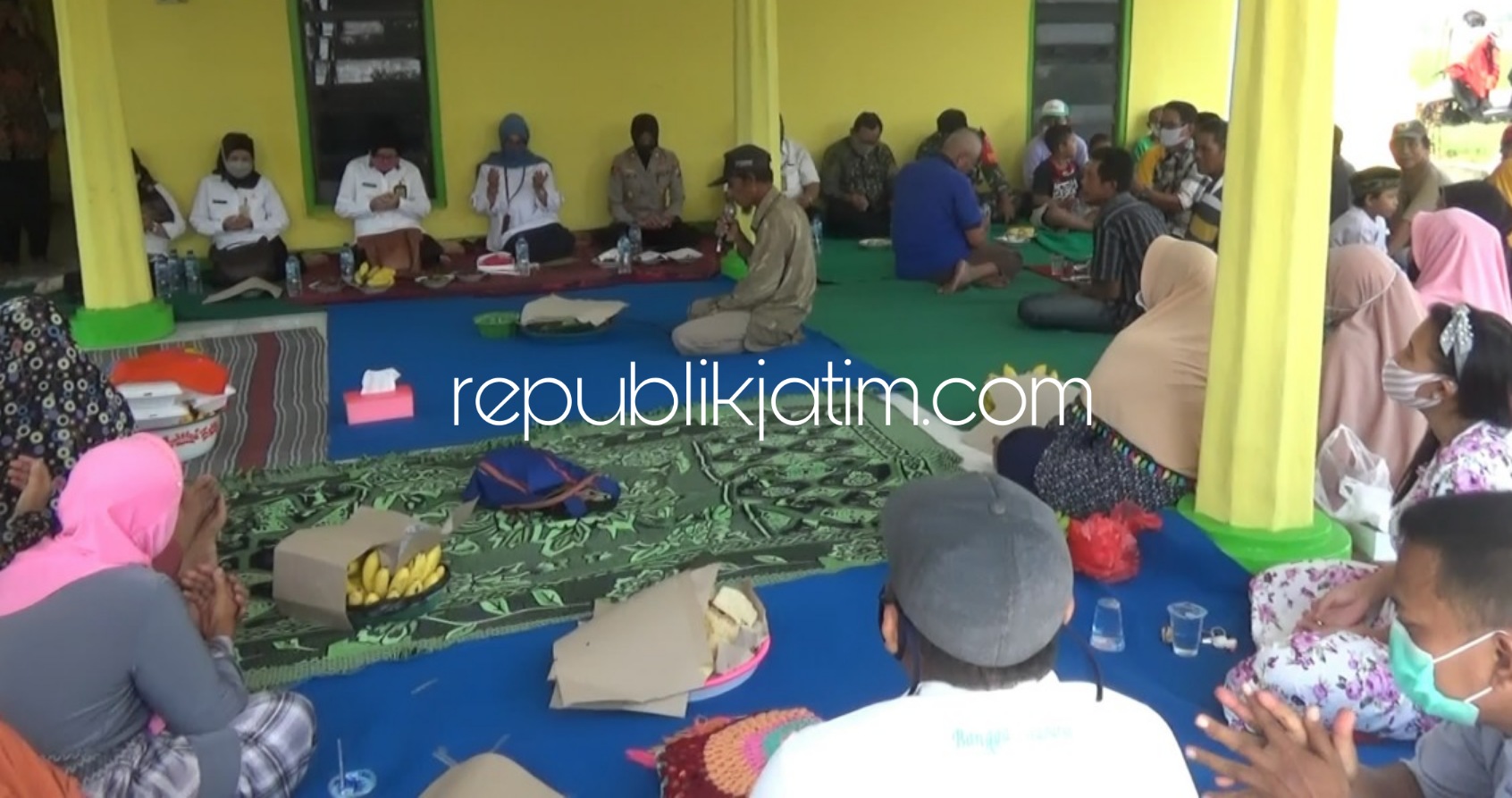 DOA BERSAMA - Puluhan petani di Dusun Banar Desa Pilang, Kecamatan Wonoayu, Sidoarjo menggelar tasyakuran dan doa bersama, di balai RW setempat agar dijauhkan dari virus Corona (Covid-19), Rabu (24/06/2020).