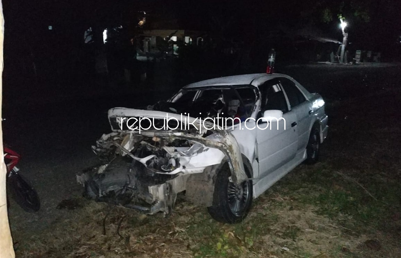 RINGSEK - Kondisi mobil sedan putih yang ringsek setelah laka di JL Raya Balong dan para korban dilarikan ke RSUD dr Hardjono Ponorogo, Selasa (23/06/2020).