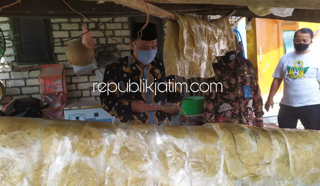 DIALOG - Bacabup Bambang Haryo Soekartono (BHS) berdialog dengan para produsen kupang, petis dan krupuk kupang di Desa Balongdowo, Kecamatan Candi, Sidoarjo, Kamis (25/06/2020).