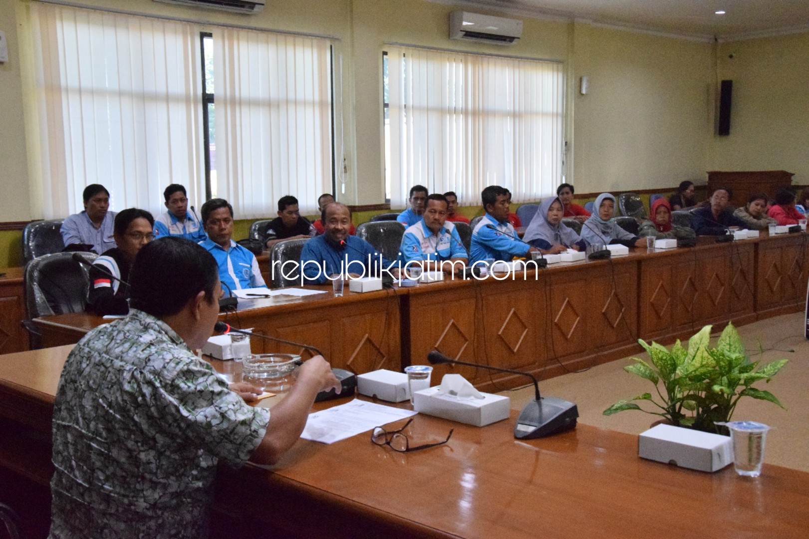 NGADUH - Ketua Komisi D DPRD Sidoarjo, H Usman menerima sejumlah perwakilan SPN dan buruh PT Satrindo Utama Makmur yang mengadukan masalah kerja mereka, Selasa (25/06/2019).