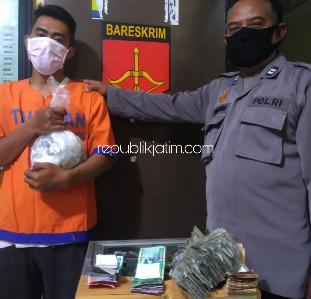 DITAHAN - Tersangka kasus pencurian, Ramanda WF (36) warga Siwalankerto V ditahan petugas Polsek Prambon usai tepergok hendak mencuri kotak amal di depan minimarket Desa Kedungwonokerto, Kecamatan Prambon, Sidoarjo, Kamis (25/06/2020).