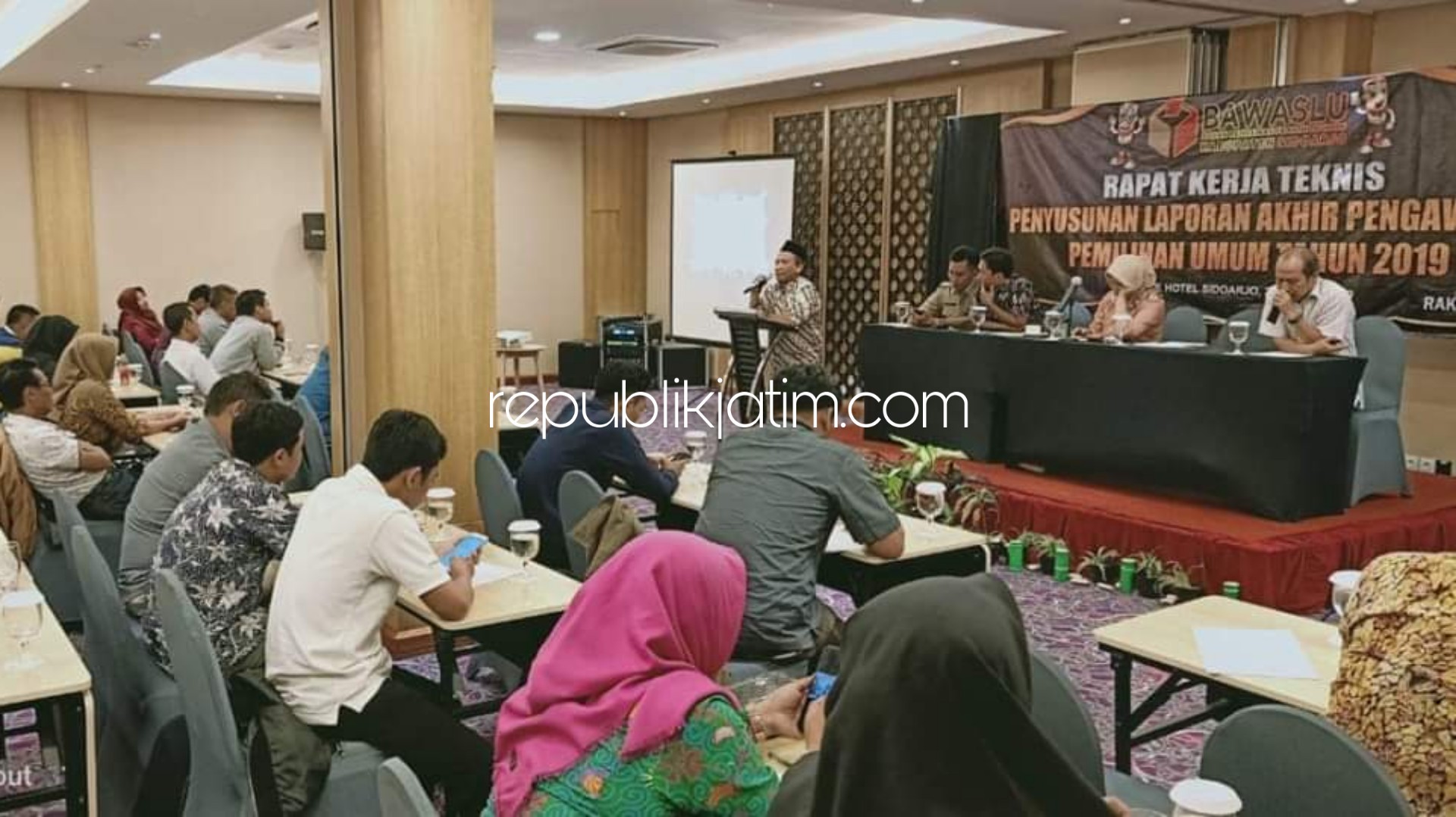 RAKERNIS - Ketua Bawaslu Sidoarjo, Haidar Munjid memberikan penjelasan saol ketentuan penyusunan Laporan Akhir Hasil Pengawasan Pemilu di Favehotel, Selasa (25/06/2019) petang.