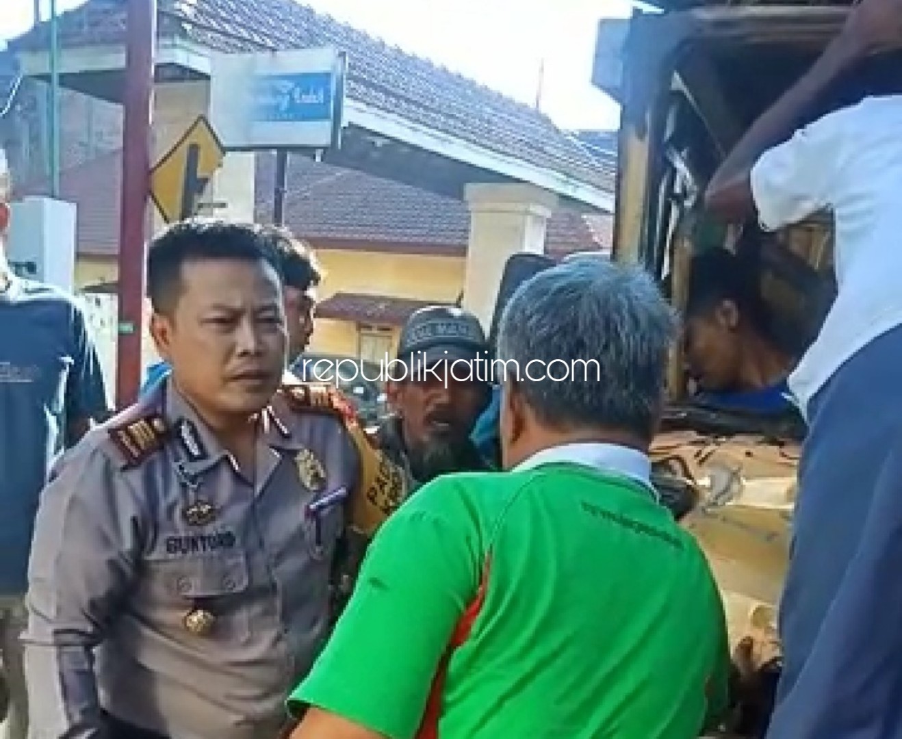EVAKUASI - Kapolsek Krembung, AKP Guntoro dan warga sekitar saat mengevakuasi korban kecelakaan, Rabu (26/06/2019).