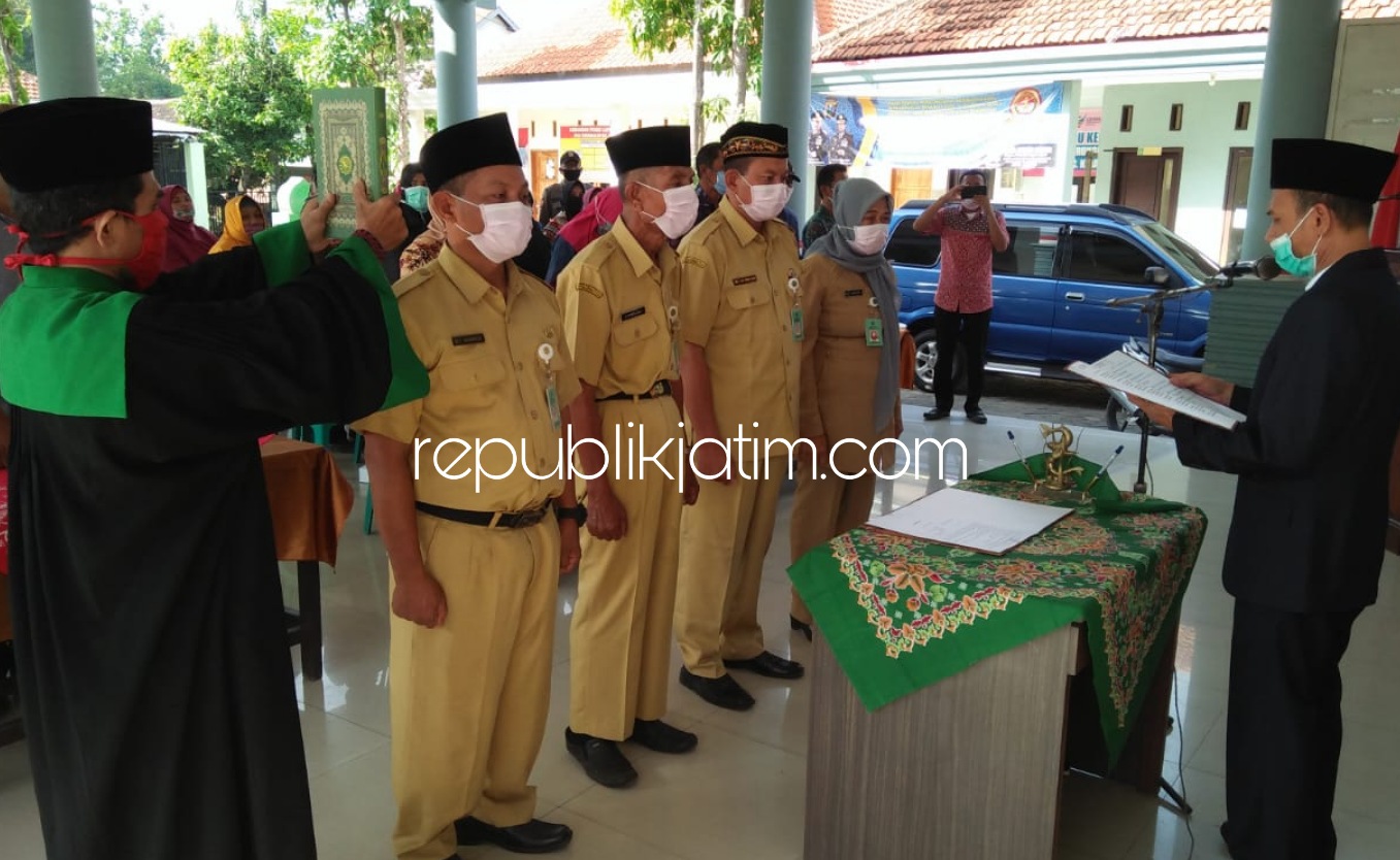 LANTIK - Kepala Desa Terungkulon, Kecamatan Krian, Sidoarjo, Joko Sarwono melantik empat orang perangkat desa, Jumat (26/06/2020). 