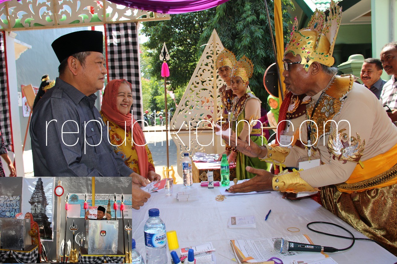 SALURKAN HAK - Bupati Sidoarjo, Saiful Ilah dan istrinya Ny Ani Saiful Ilah menyalurkan hak pilihnya untuk memilih di TPS 1 Kelurahan Magersari, Kecamatan Sidoarjo Kota, Rabu (27/06/2018).