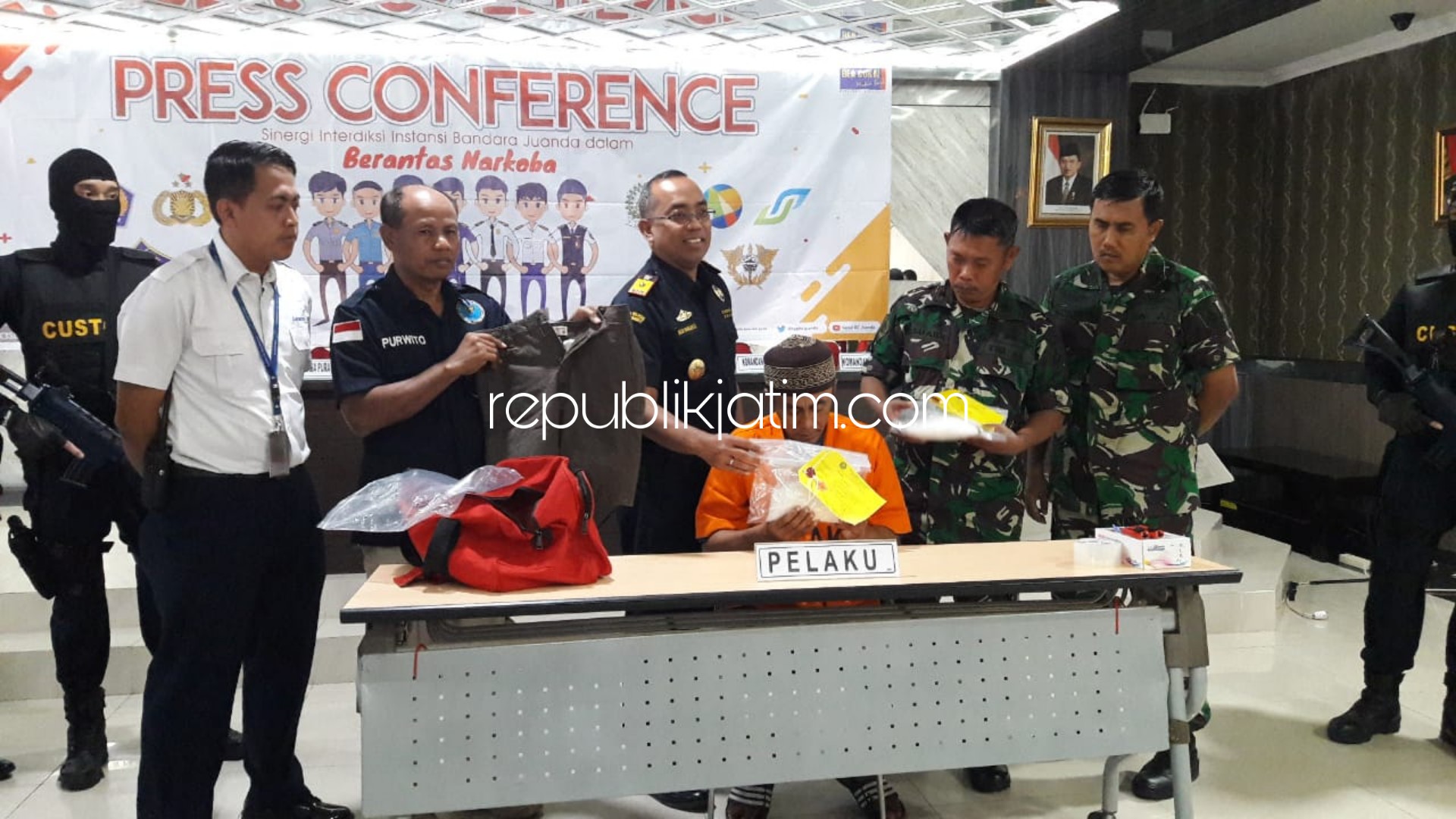 TERSANGKA - Kepala KPPBC Tipe Madya Pabean Juanda, Budi Harjanto menunjukkan tersangka penyelundupan sabu-sabu 815 gram, Mulyono (54) warga Desa Tamberu Timur, Sokobanah, Sampang, Madura, Kamis (27/06/2019).