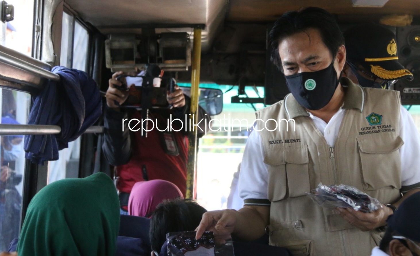BAGIKAN MASKER - Plt Bupati Sidoarjo, Nur Ahmad Syaifuddin dan Kapolresta Sidoarjo, Kombes Pol Sumardji membagikan ribuan masker ke pengunjung Terminal Bungurasih, Kecamatan Waru, Sidoarjo, Minggu (28/06/2020).