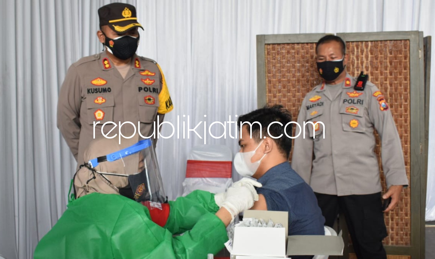 CEK - Kapolresta Sidoarjo AKBP Kusumo Wahyu Bintoro mengecek Gerai Vaksin Presisi di Perumahan Taman Wisata Tropodo, Kecamatan Waru, Sidoarjo, Senin (28/06/2021). 