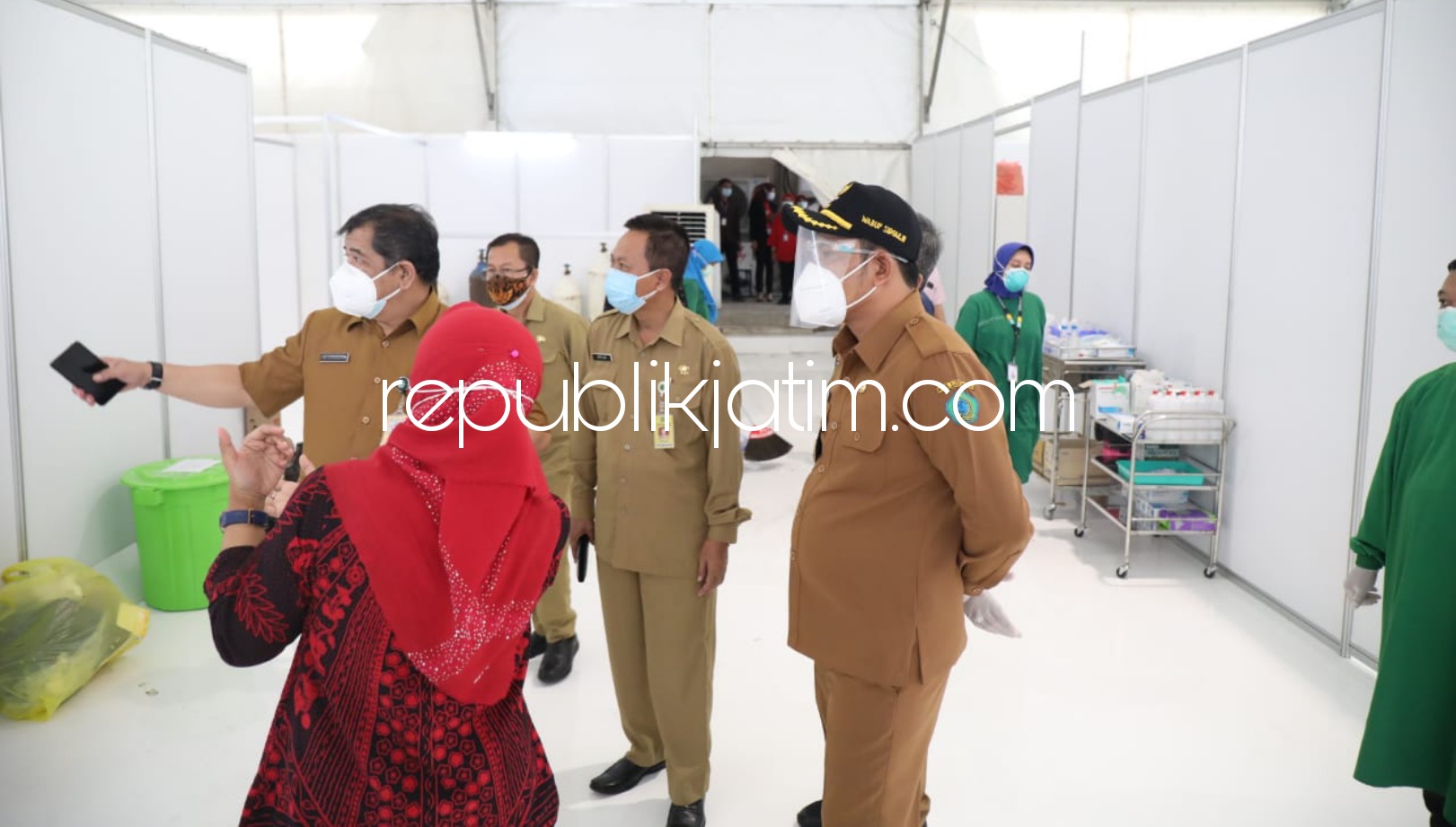 SIDAK - Wabup Sidoarjo, Subandi menggelar sidak ke rumah sakit rujukan Covid-19 salah satunya RS Anwar Medika yang menambah kapasitas dengan membangun tenda berkapasitas maksimal 54 pasien, Senin (28/06/2021).