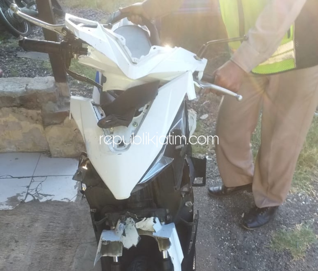 RAWAT - Satu korban kecelakaan dibawa petugas Polsek Porong ke RS Bhayangkara Pusdik Gasum Porong untuk mendapat perawatan dan pemeriksaan tim medis, Minggu (28/06/2020).