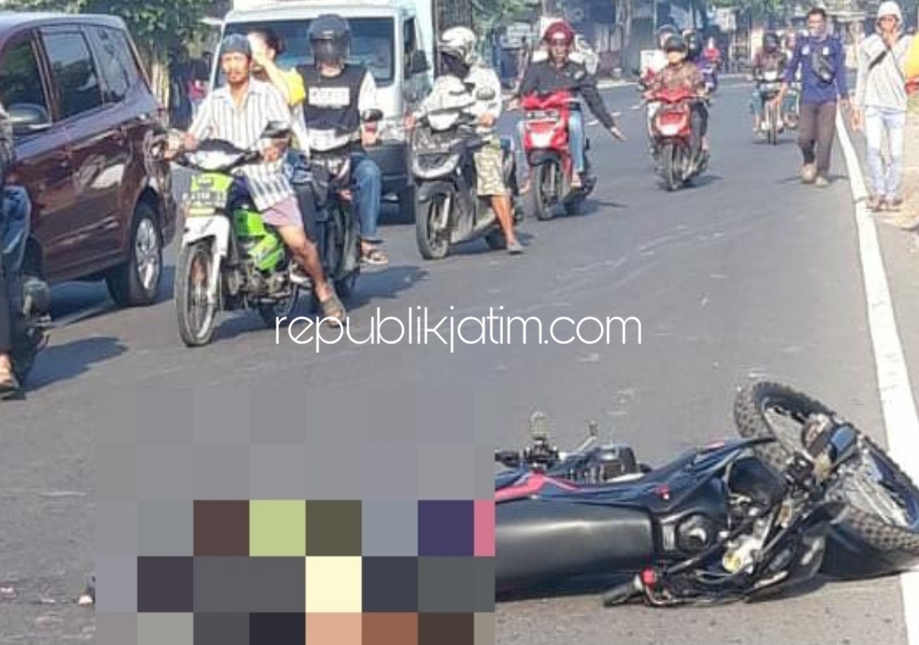 TKP - Petugas Unit Laka Satuan Lantas dan Polsek Balongbendo menggelar olah TKP tewasnya pengendara motor trail di JL Raya Surabaya - Mojokerto Dusun Sirapan, Desa Kemangsen, Kecamatan Balongbendo, Sidoarjo, Senin (29/06/2020).