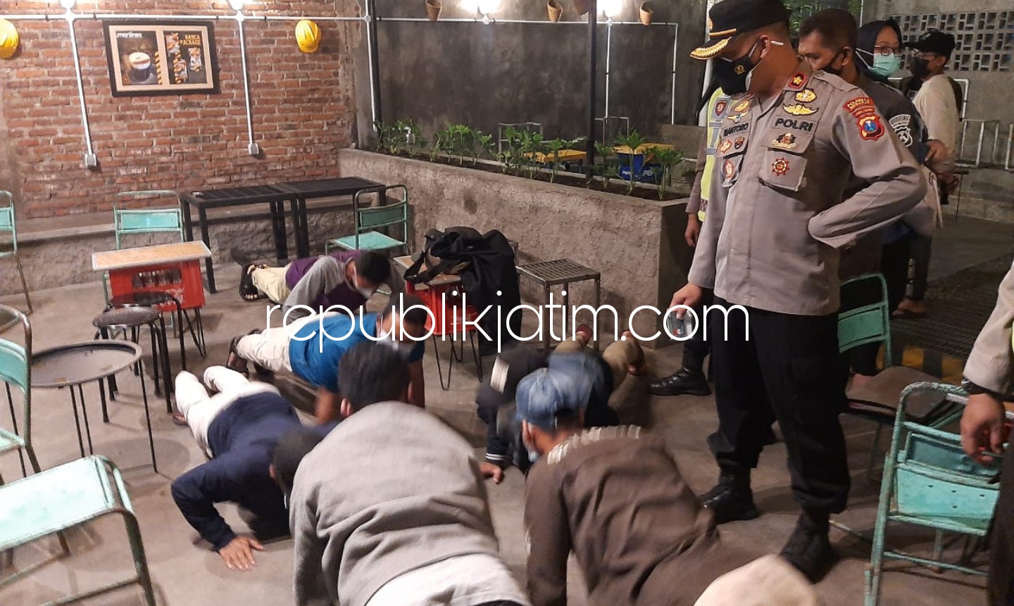 LANGGAR - Operasi Yustisi di kawasan JL KH Mas’ud, Kecamatan Buduran, Sidoarjo, petugas gabungan mendapati sejumlah kafe, warung dan pengunjung melebihi waktu operasional pukul 22.00 WIB hingga mereka langsung diberi sanksi, Senin (29/06/2021) malam.