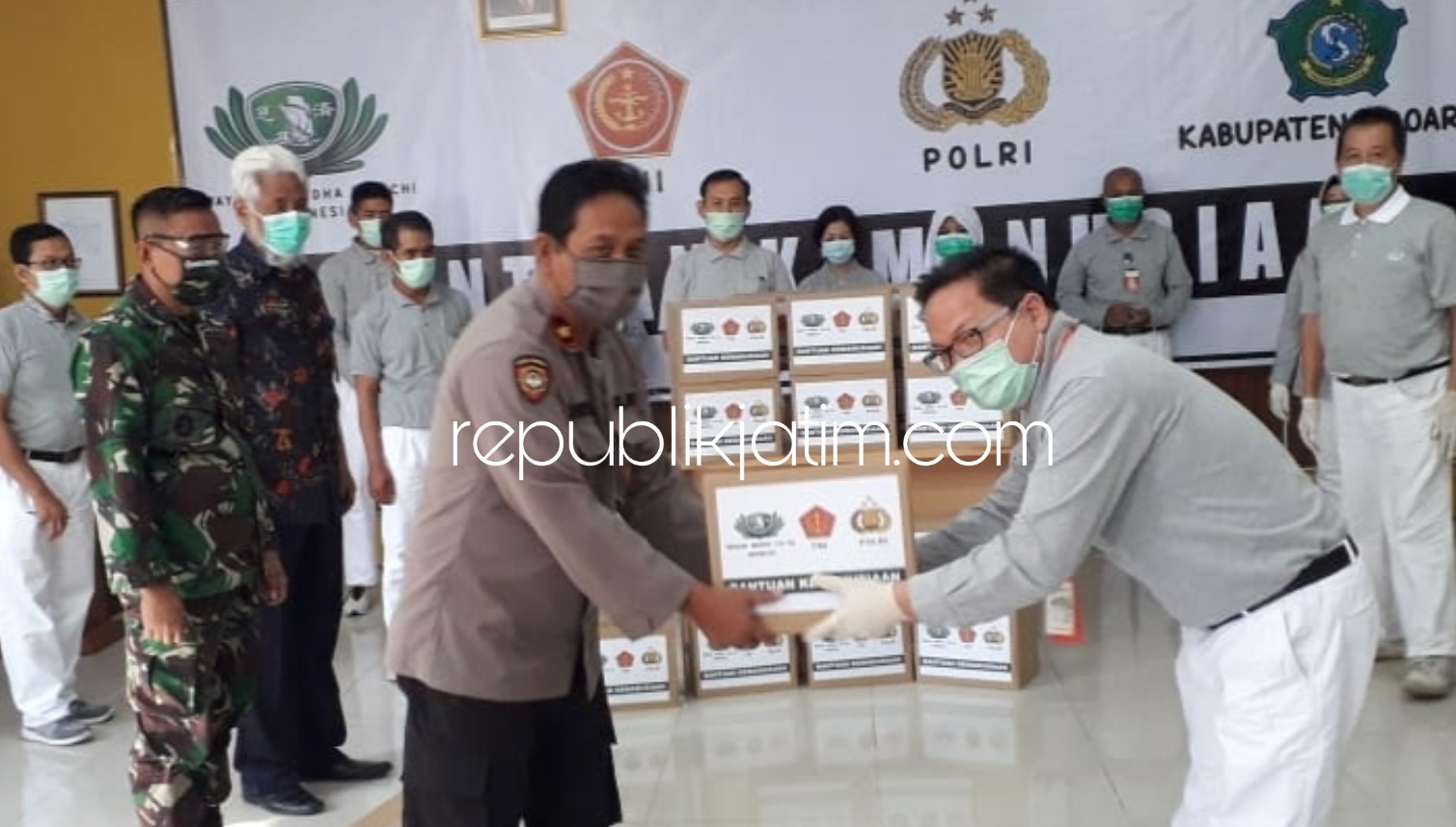 BAGIKAN - Manajemen PT Tjiwi Kimia membagikan 500 paket sembako untuk warga terdampak Covid-19 di 20 desa se Kecamatan Balongbendo diwakilkan Forkopimka, Selasa (30/06/2020). 