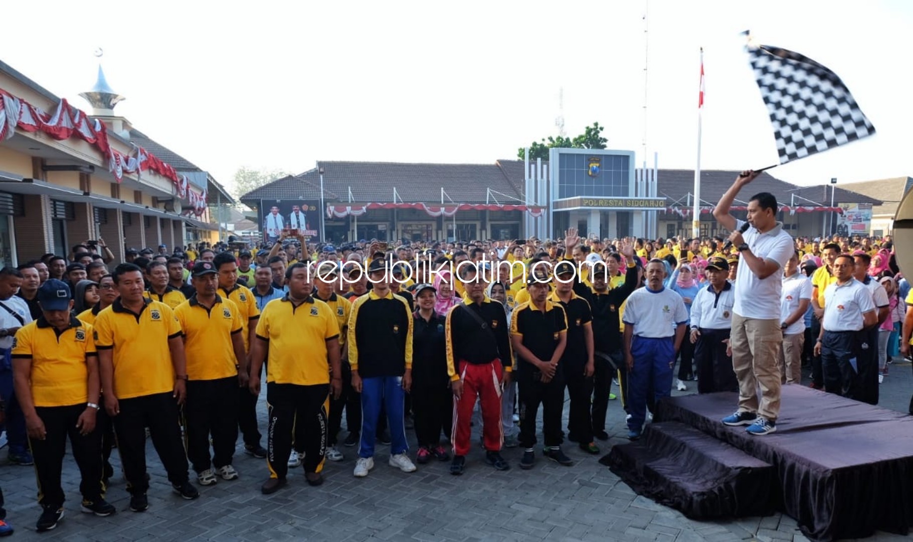 BERANGKATKAN - Kapolresta Sidoarjo, Kombes Pol Zain Dwi Nugroho memberangkatkan ratusan peserta olahraga bersama peringatan Hari Bhayangkara ke 73 di Polresta Sidoarjo, Minggu (30/06/2019).