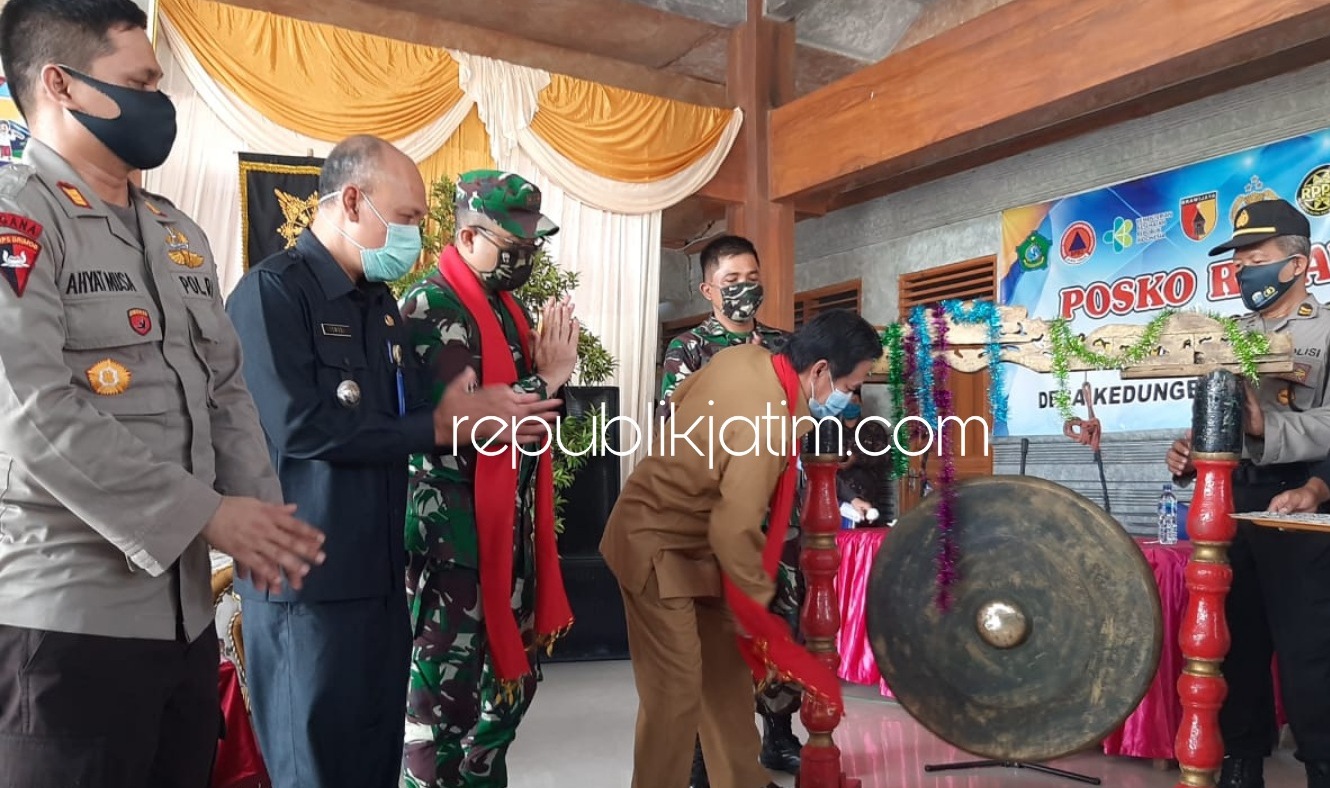 BANTUAN - Plt Bupati Sidoarjo, Nur Ahmad Syaifuddin memastikan setiap kampung tangguh bakal mendapat bantuan Rp 10 juta per desa saat peluncuran 20 Kampung Tangguh di Desa Kedungbocok, Kecamatan Tarik, Sidoarjo, Senin (29/06/2020).