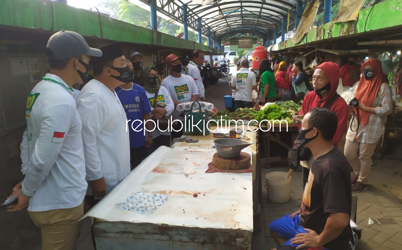 DIALOG - Bacabup Sidoarjo, Bambang Haryo Soekartono (BHS) berdialog dengan pengunjung dan pedagang Pasar Buduran, Sidoarjo yang bangunannya harus direvitalisasi agar menjadi pasar tradisional yang strategis, Rabu (01/07/2020).