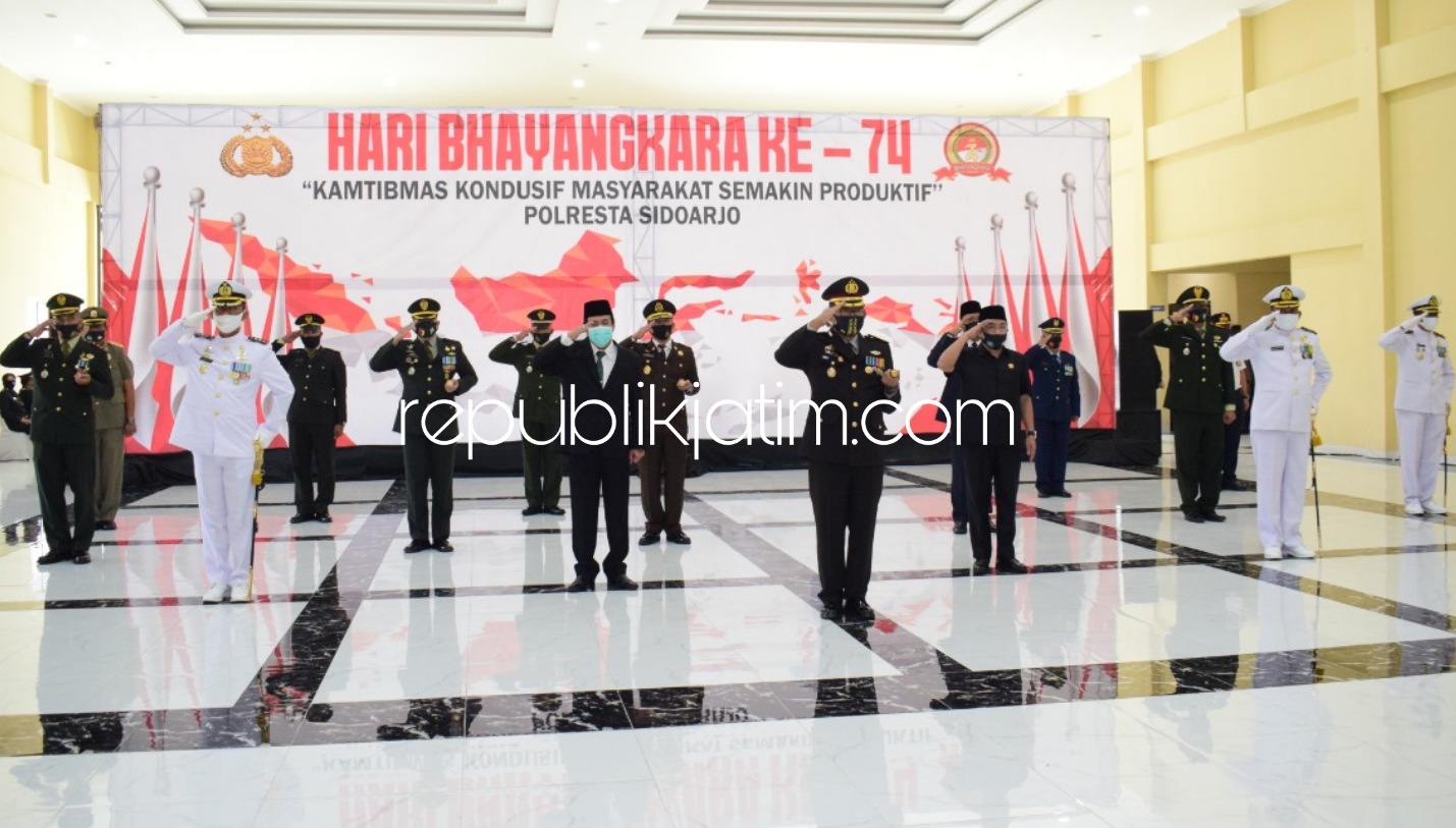 UPACARA - Kapolresta Sidoarjo beserta jajaran Forkopimda Sidoarjo mengikuti upacara Hari Bhayangkara ke-74 secara virtual di dalam Gedung Serbaguna Polresta Sidoarjo, Rabu (01/07/2020). 