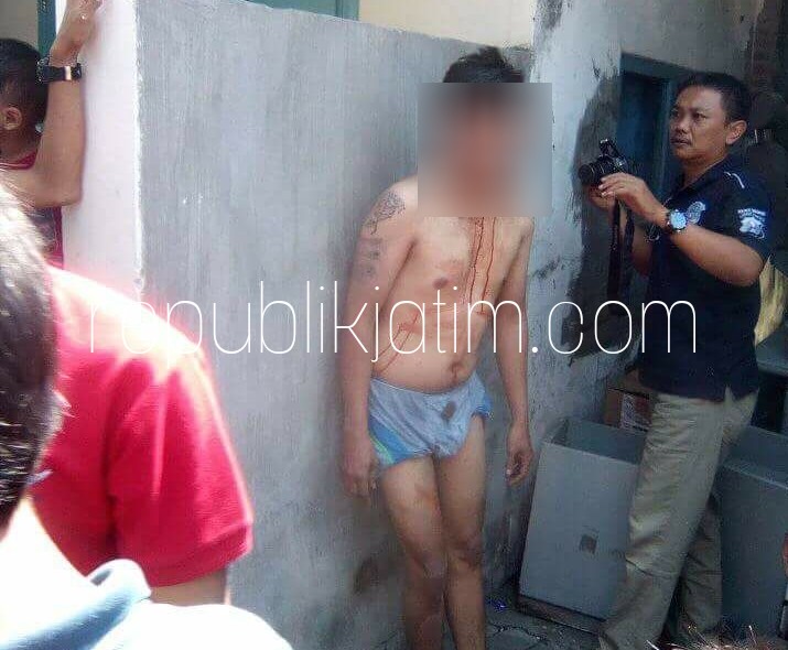 BABAK BELUR - Tersangka pencurian kotak amal musala, Bambang Setiawan (31) warga Malang babak belur dihajar warga Jasem, Kelurahan Bulusidokare, Kecamatan Sidoarjo, Sabtu (30/06/2018).