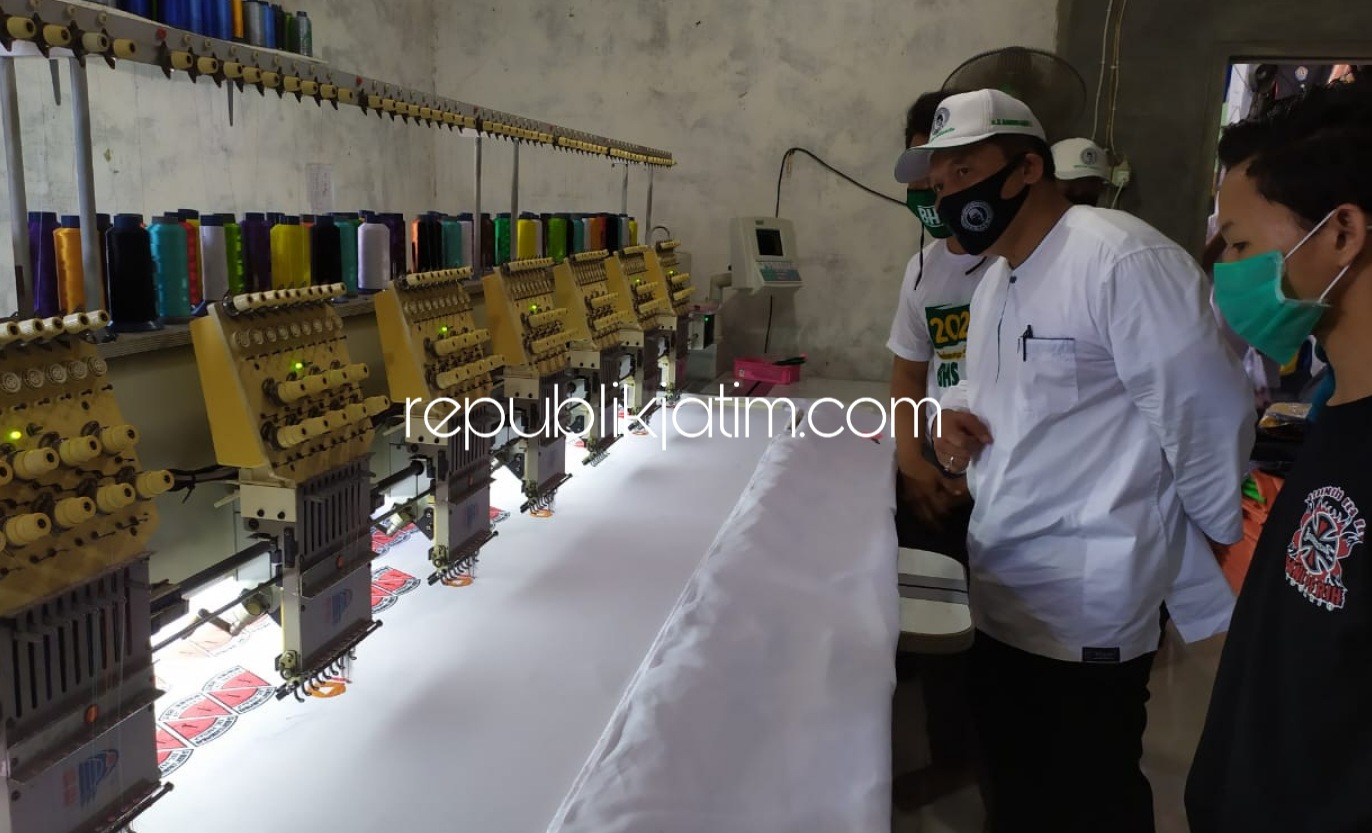 KUNJUNGI - Bacabup Sidoarjo, Bambang Haryo Soekartono (BHS) mengunjungi sejumlah UMKM kerajinan topi, tas, bordir dan kantong di Desa Punggul, Kecamatan Gedangan, Sidoarjo sekaligus mendengarkan keluhan para pemilik industri mikro itu, Rabu (01/07/2020).