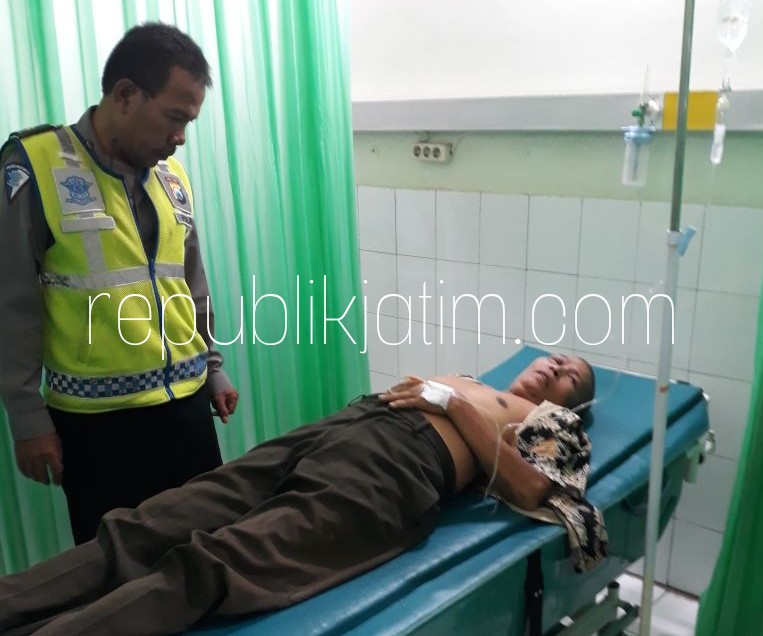 KORBAN - Korban kecelakaan, Sutaji tergeletak lemas di RS Bhayangkara Pusdik Gasum Porong pasca kecelakaan motor yang dikendarainya ditabrak mobil, Sabtu (30/06/2018) malam.