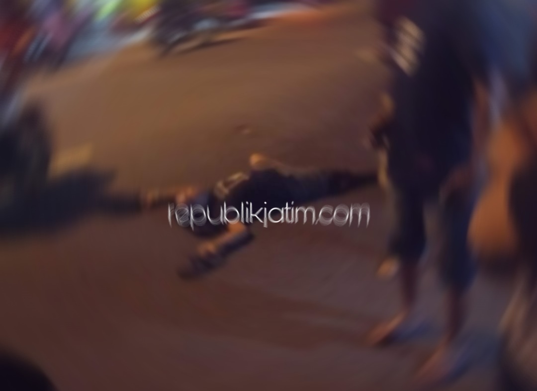 TEWAS - Pengendara motor, Dendi Seiyawan (35) warga Desa Krajan, Kecamatan Krian tewas usai motornya bertabrakan di JL Raya Surabaya - Mojokerto, Desa Kemangsen, Kecamatan Balongbendo, Sidoarjo, Selasa (30/06/2020) malam.