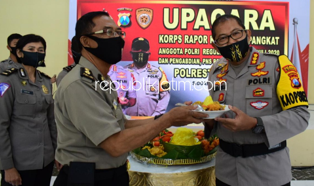 KENAIKAN PANGKAT - Dalam peringatan Hari Bhayangkara ke-74 Tahun 2020, sebanyak 58 anggota Polresta Sidoarjo mendapatkan kado istimewa berupa kenaikan pangkat setingkat lebih tinggi, Kamis (02/07/2020).