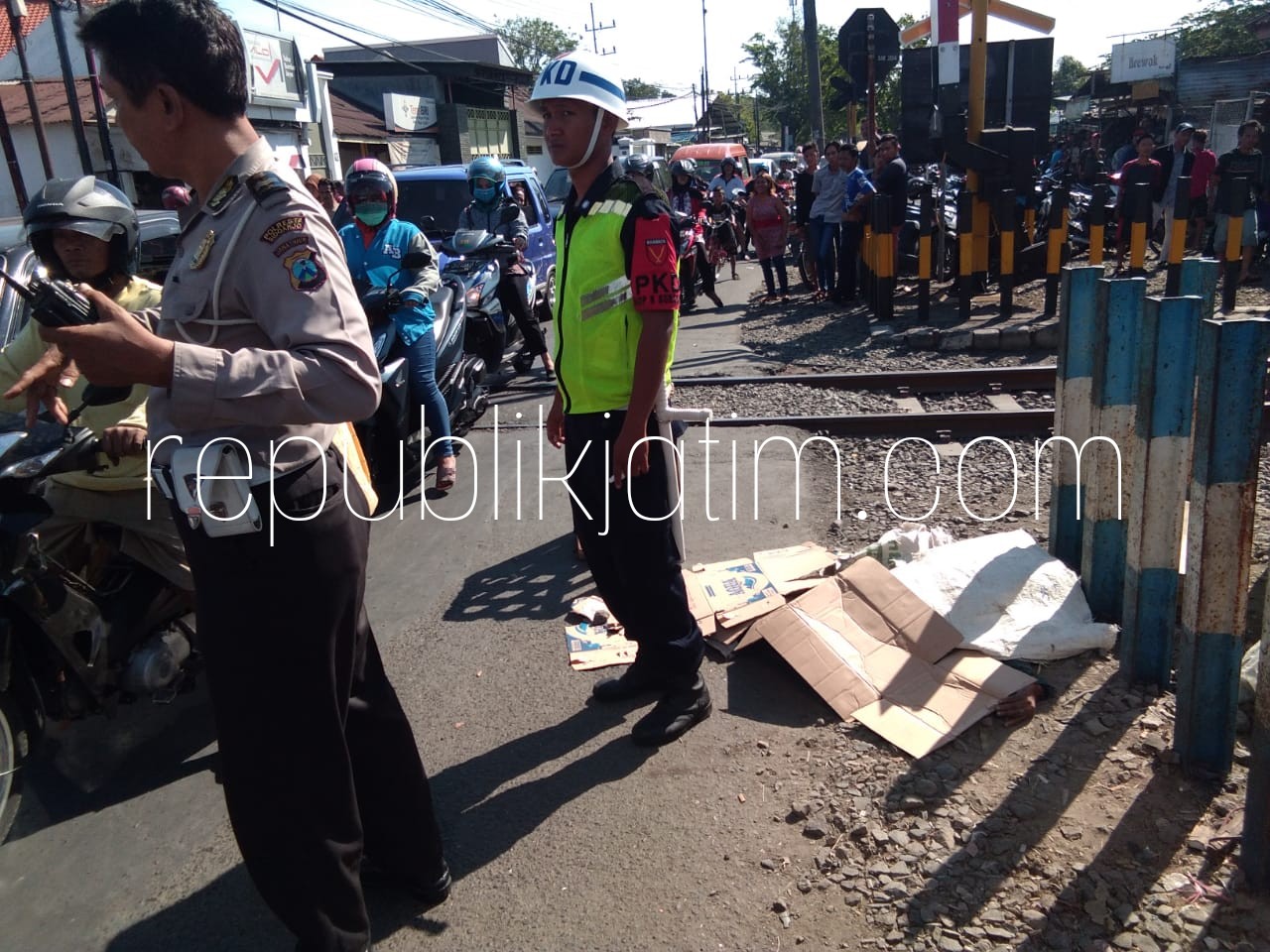 TEWAS - Seorang nenek, Maisaroh (80) warga JL KH Muk'min No 162 Desa Sidokare, Kecamatan/Kabupaten Sidoarjo tewas ditabrak KA Jayabaya di perlintasan KA Desa Larangan, Kecamatan Candi, Sidoarjo, Minggu (01/07/2018) petang.