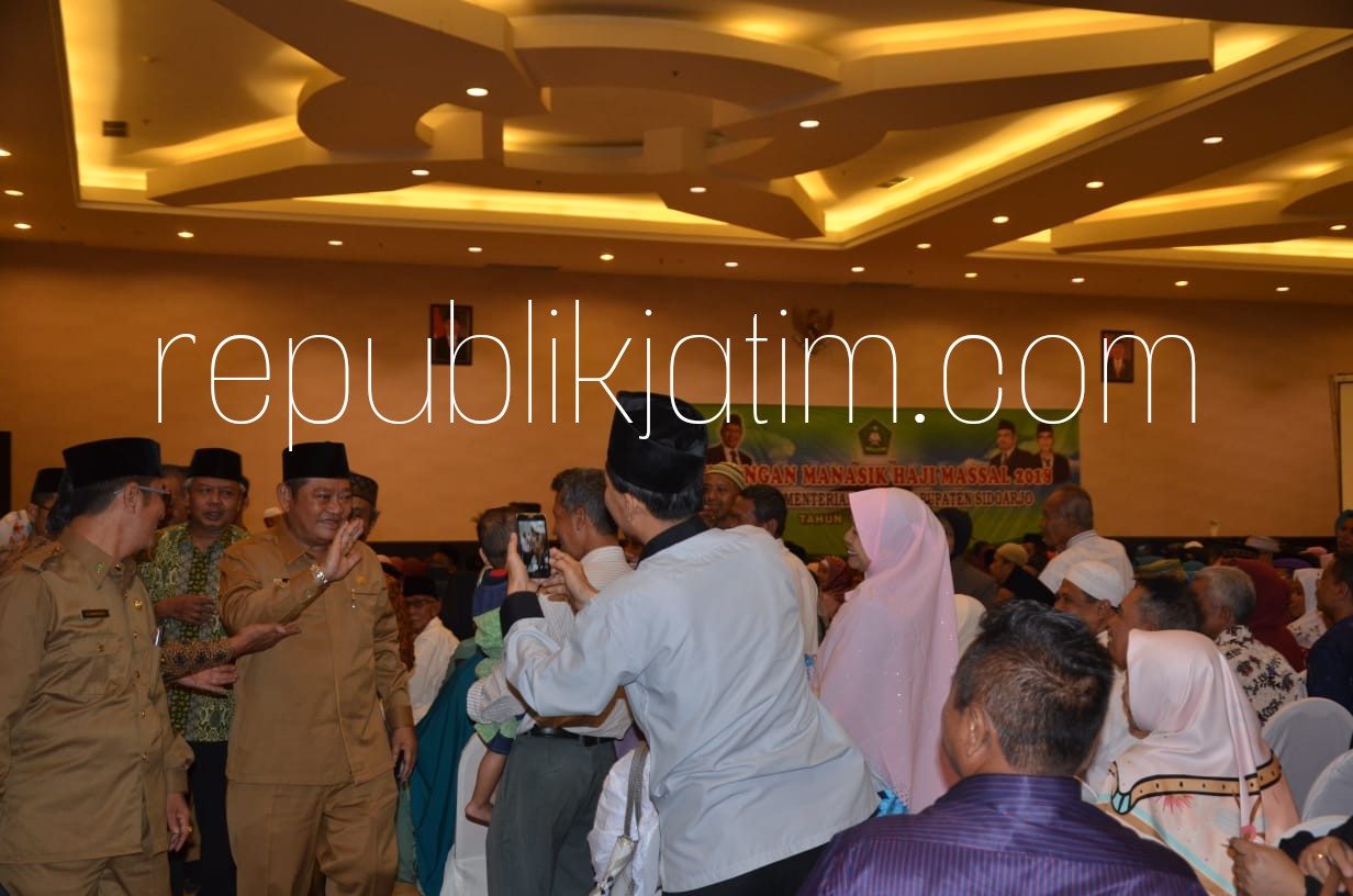 MANASIK - Bupati Sidoarjo, Saiful Ilah dan Kepala Kemenag Sidoarjo, Achmad Rofii memberikan pengarahan kepada 2.600 Calon Jamaah Haji (CJH) di Sun City Hotel Sidoarjo, Senin (02/07/2018).