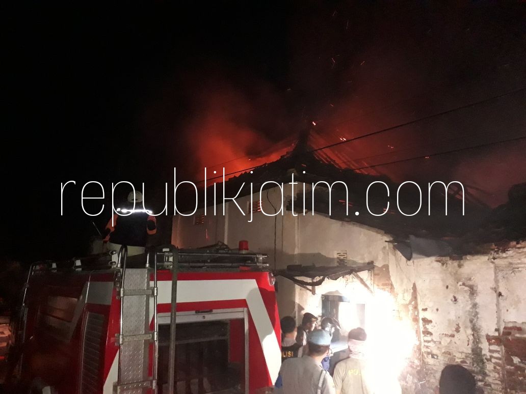 LUDES TERBAKAR - Rumah milik Ny Rohani (60) warga JL Timor RT 02 RW 03 Kelurahan Mangkujayan, Kecamatan/Kabupaten Ponorogo ludes terbakar saat ditinggal pergi penghuninya, Minggu (01/07/2018) malam.