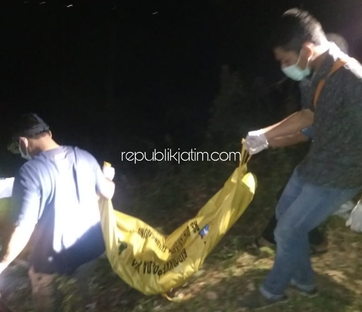 EVAKUASI - Petugas mengevakuasi jenazah yang tidak dikenali yang ditemukan di Gunung Puthuk Jaten, Desa Belang, Kecamatan Bungkal, Ponorogo, Selasa (02/07/2019) petang.