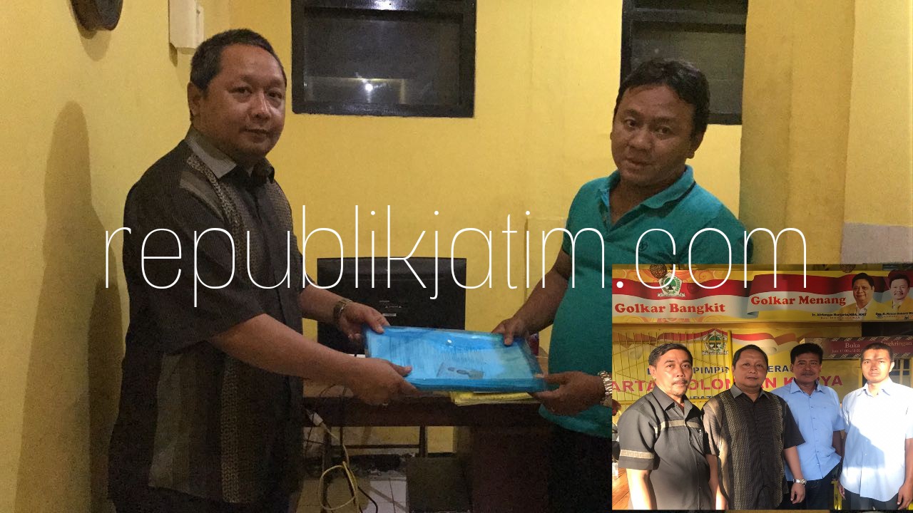 MENDAFTAR - Anggota Komisi C DPRD Sidoarjo, M Nizar (baju coklat) kembali mendaftar menjadi Bacaleg DPRD Sidoarjo periode 2019-2024 dengan menyerahkan berkas dan syarat pendaftaran ke DPD Golkar Sidoarjo, Mjnggu (01/07/2018) petang.