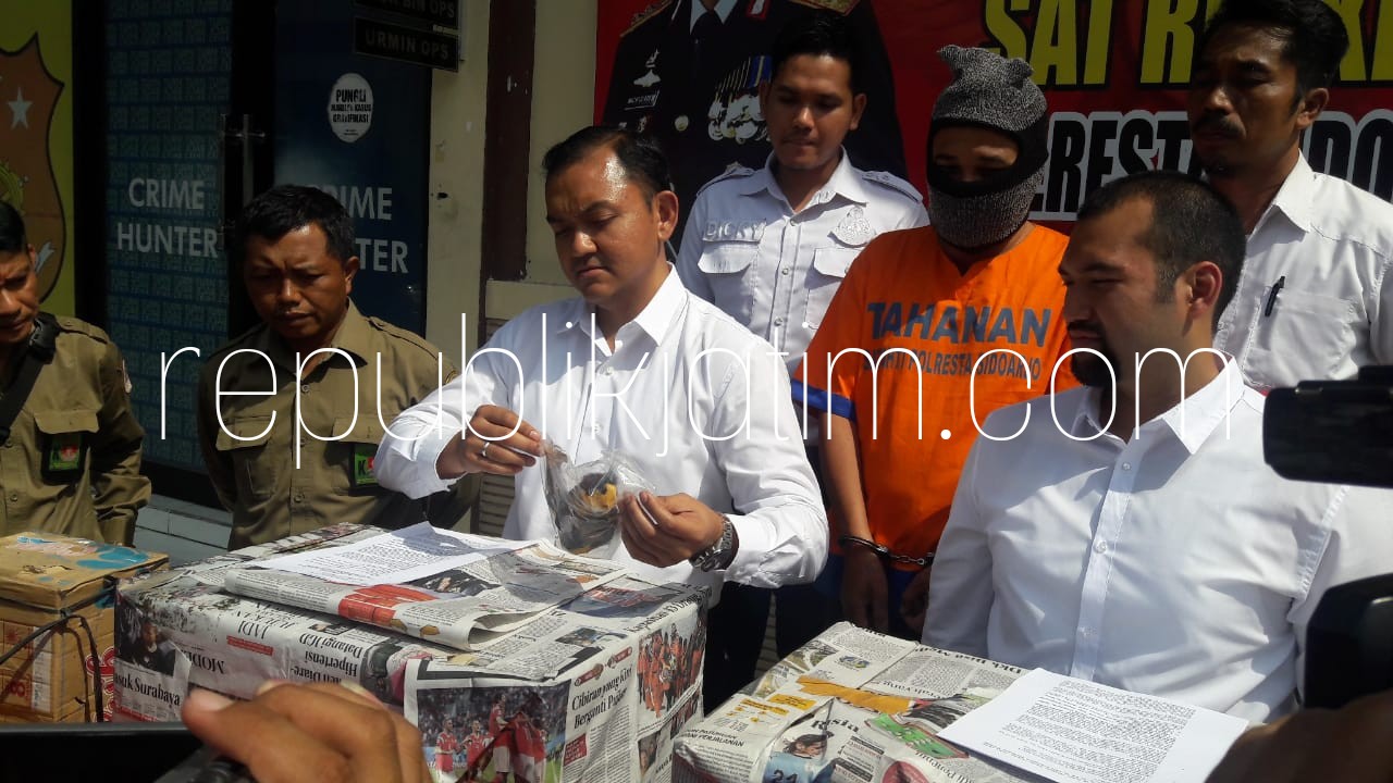 SATWA LANGKA - Tersangka Hadi Suprapto (48) warga Dusun Sidowangun, Desa Kedungsari, Kecamatan Kemlagi, Kabupaten Mojokerto diringkus Polresta Sidoarjo karena menjual 3 ekor burung langka Cendrawasih, Senin (02/07/2018).