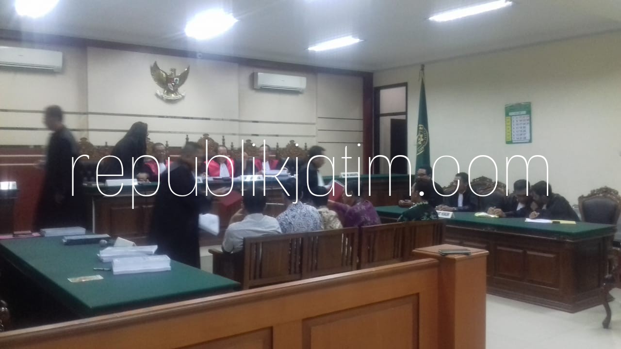 TAK SAMA - Sebanyak 5 terdakwa kasus dugaan korupsi pembangunan jalur ekstrem (track extreem) di lingkar timur Sidoarjo dituntut berbeda-beda dalam sidang tuntutan di Pengadilan Tipikor Juanda, Sidoarjo, Senin (02/07/2018) petang.