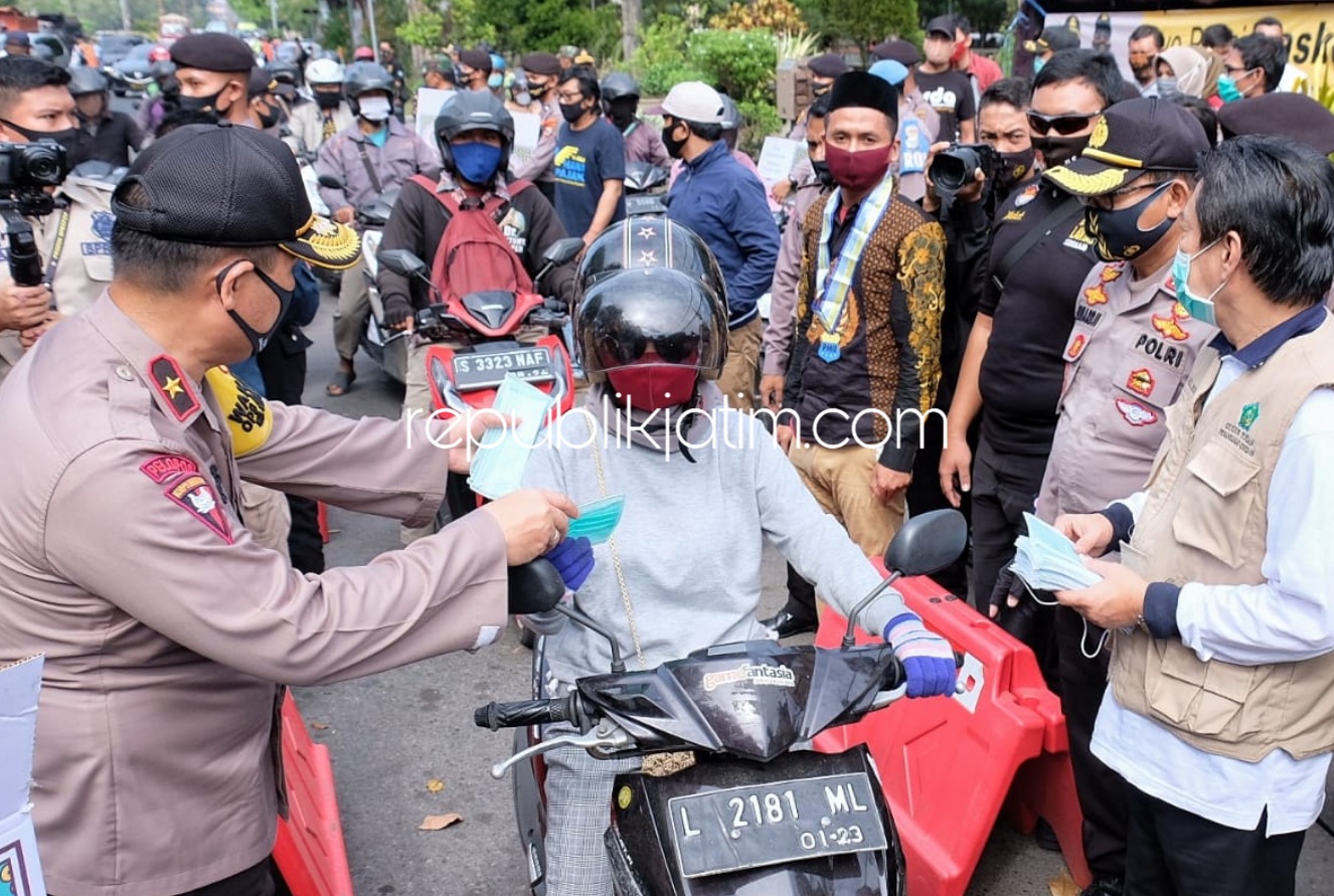 BAGIKAN - Wakapolda Jatim Brigjen Pol Slamet Hadi Supraptoyo bersama para pejabat utama Polda Jatim dan Forkopimda Sidoarjo membagikan 100.000 masker ke pengguna jalan di Alun-Alun dan pedagang pasar Sidoarjo, Jumat (03/07/2020).