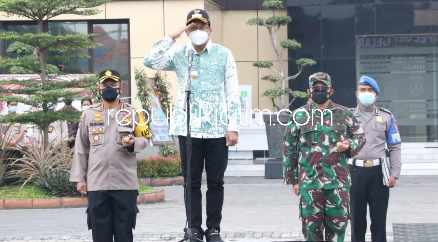 APEL - Apel pasukan PPKM Darurat, dipimpin Bupati Sidoarjo Ahmad Muhdlor Ali didampingi Dandim 0816 Letkol Inf Mohammad Iswan Nusi dan Kapolresta Sidoarjo Kombes Pol Kusumo Wahyu Bintoro diikuti unsur TNI, Polri, Satpol PP dan Dishub, Sabtu (03/07/2021).