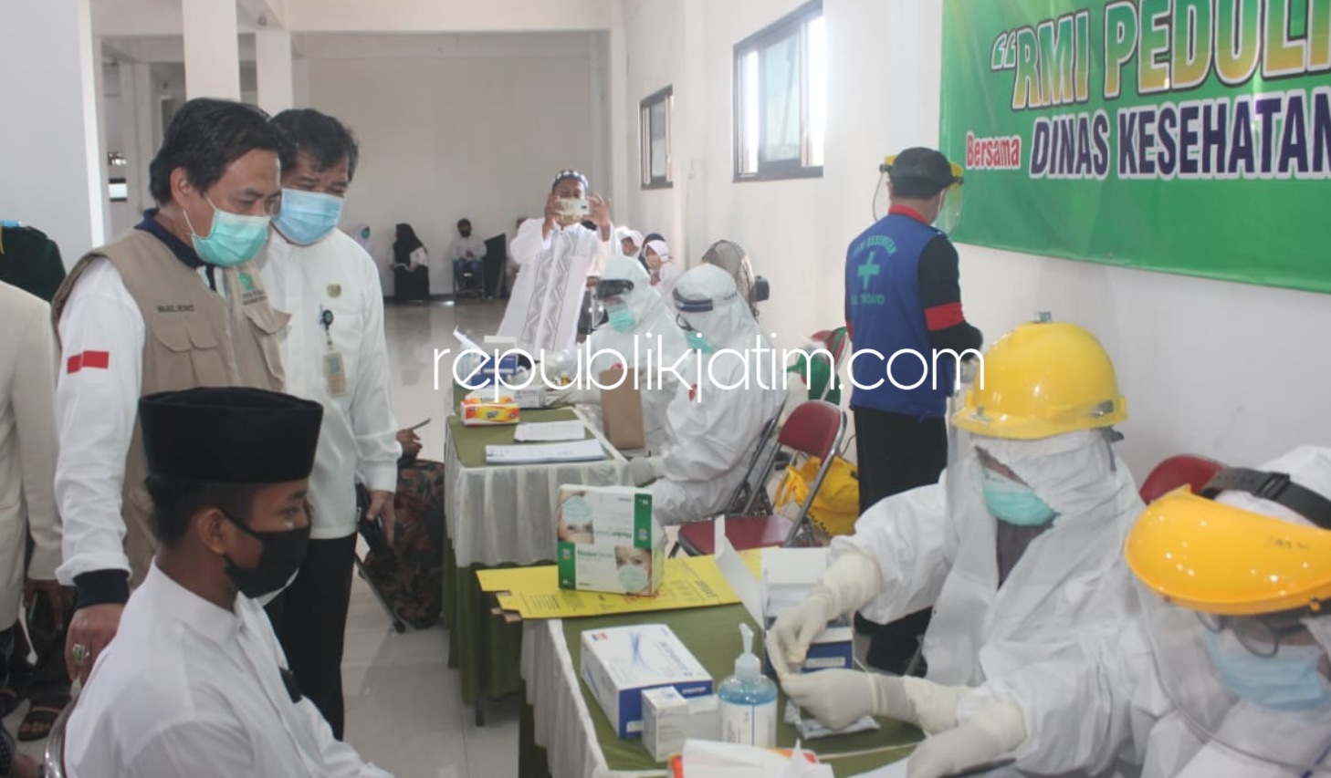 RAPID TEST - Plt Bupati Sidoarjo, Nur Ahmad Syaifuddin mengecek rapid test yang digelar Rabithah Ma'ahid Islamiyah (RMI) MWC NU Waru bagi para santri yang kembali ke Pondok Pesantren (Ponpes) di kantor MWC NU Waru, Jumat (03/07/2020). 