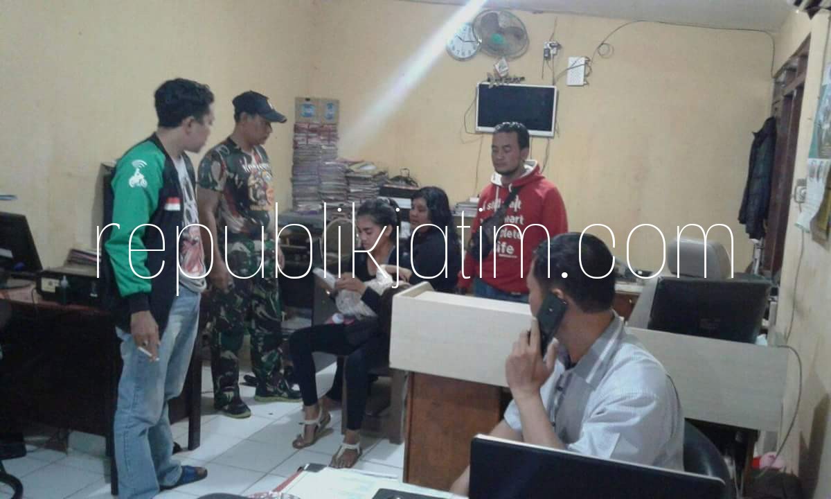 DITANGKAP - Seorang ibu dan putrinya, Lindawati (47) dan Inge Marita (20) warga Kabupaten Bondowoso ditangkap warga Desa Wage, Kecamatan Taman bersama petugas keamanan karena diduga menggendam pemilik kos-kosan, Selasa (03/07/2018).