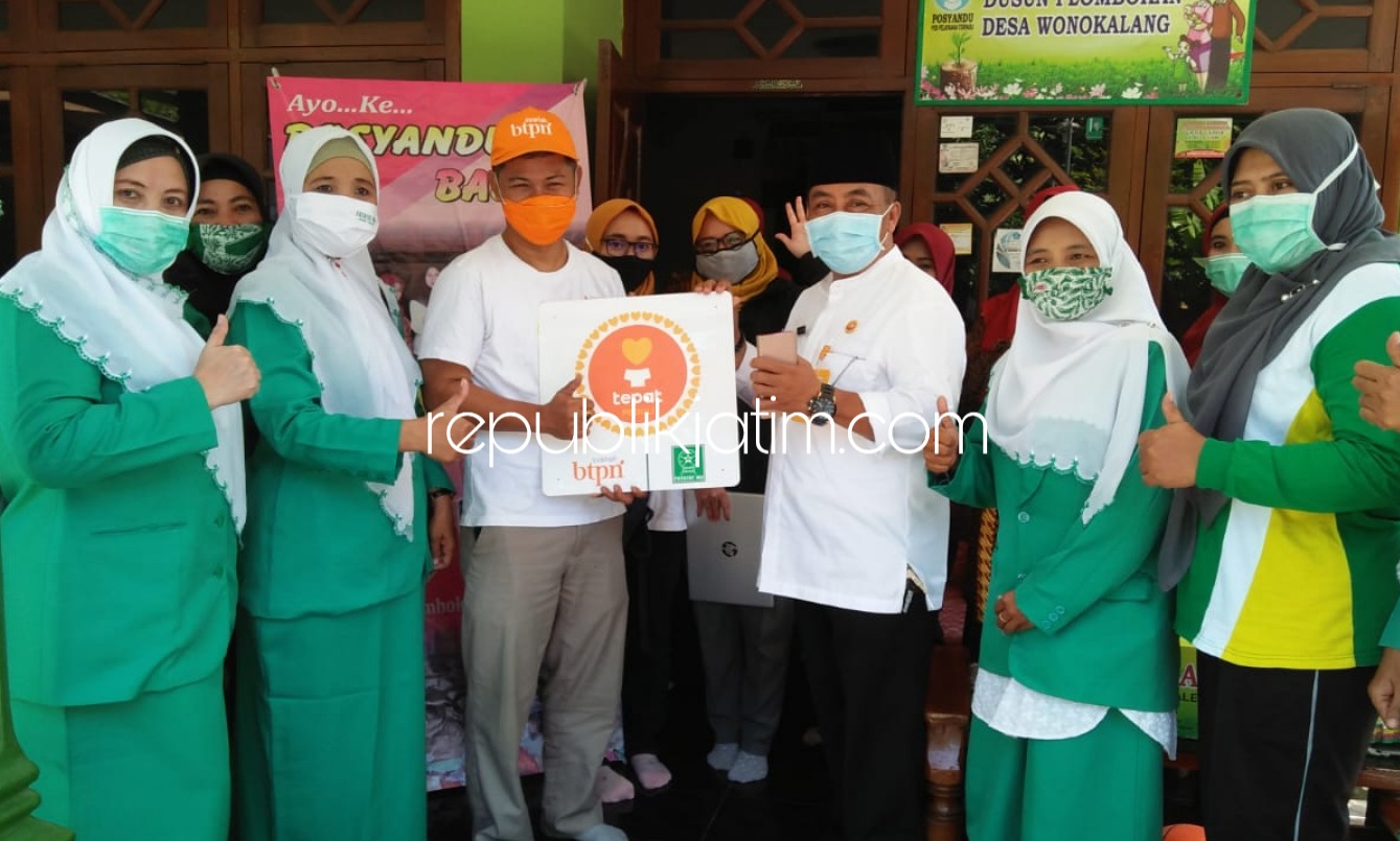 BANTUAN - Istri Plt Bupati Sidoarjo, Ny Ida Nur Ahmad Syaifuddin (kiri) menyaksikan penyerahan bantuan CSR BTPN yang diterima Pj Kepala Desa Wonokalang, Kecamatan Wonoayu, Sidoarjo, Mohammad Sukur, Jumat (03/07/2020).